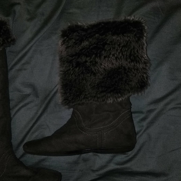 Grey Suade and faux fur boots - Picture 3 of 6